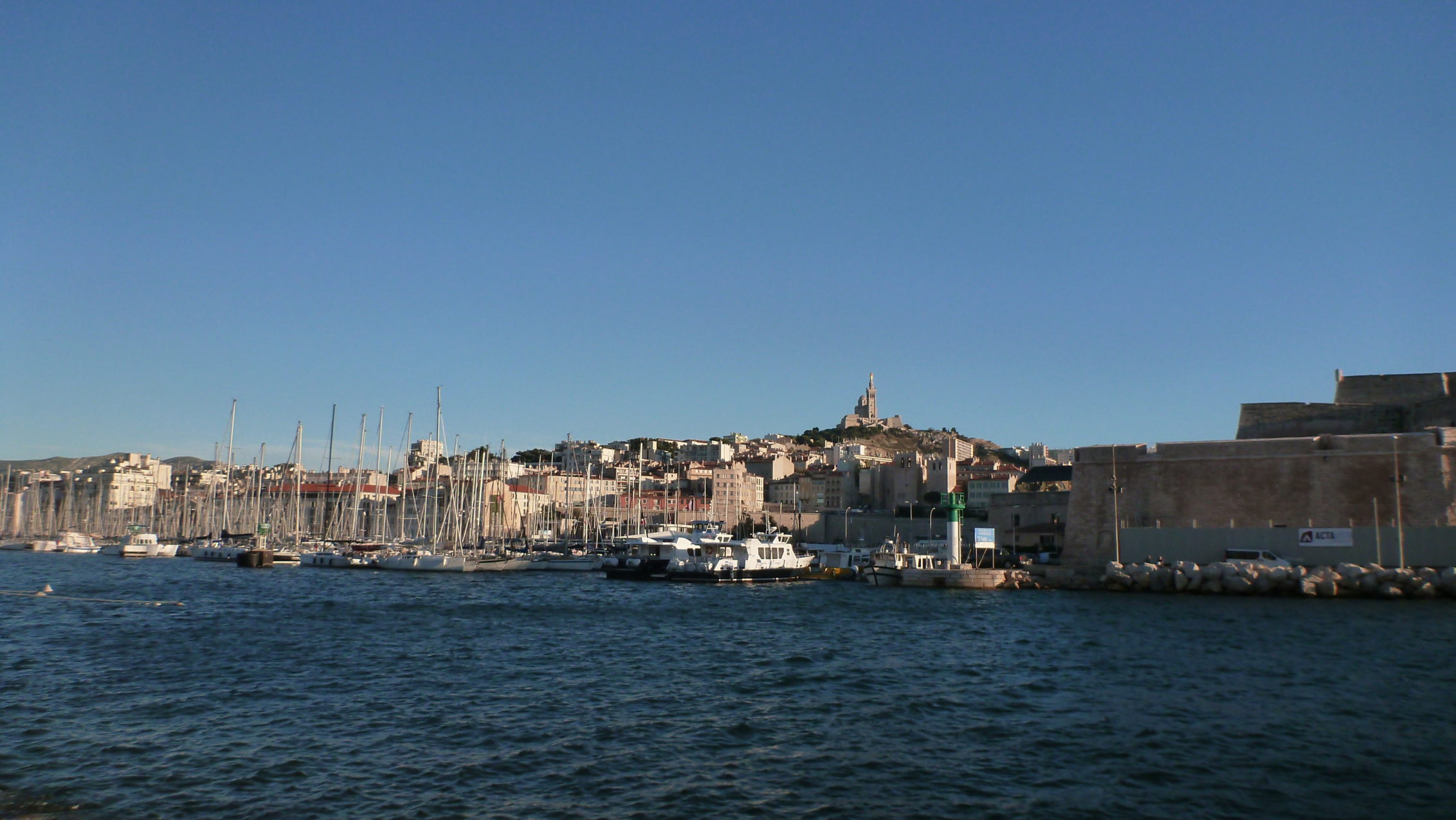 Einfahrt in den alten Hafen von Marseille